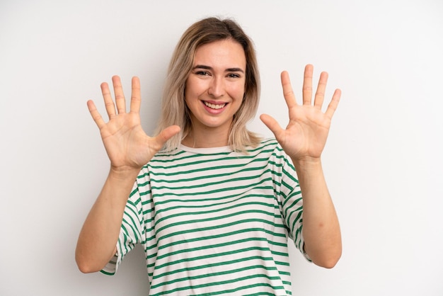 Sorridendo e guardando amichevole mostrando il numero dieci o decimo con la mano in avanti il conto alla rovescia