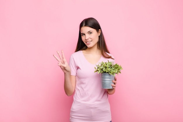 Sorridente e amichevole, mostrando il numero tre o il terzo con la mano in avanti, il conto alla rovescia