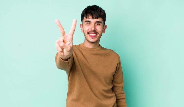 Sorridendo e sembrando amichevole mostrando il numero due o il secondo con il conto alla rovescia in avanti della mano