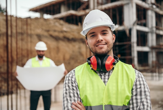 Photo smiling male builder at construction site