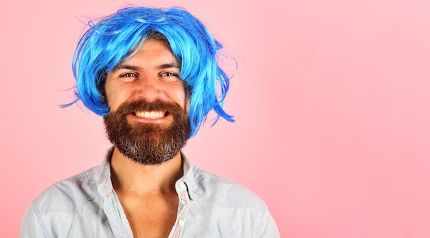 Photo smiling man in blue wig happy man with beard and mustache in colored wig stylish guy with blue hair