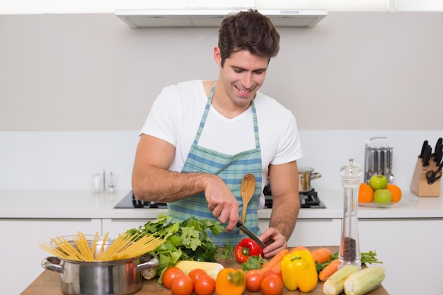 キッチンで野菜を細断する笑い男