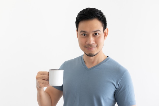 Улыбающийся человек пьет кофе на изолированном фоне