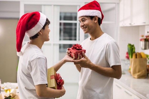 家でボーイフレンドにクリスマスプレゼントを贈る笑顔の男