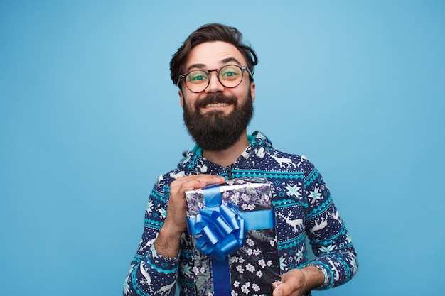 Photo smiling man holding giftbox