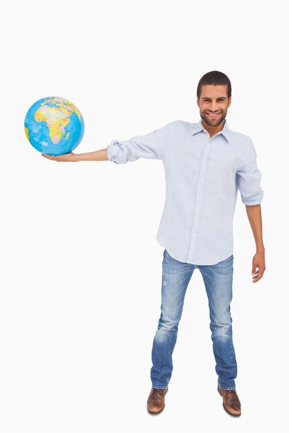 Photo smiling man holding out a globe