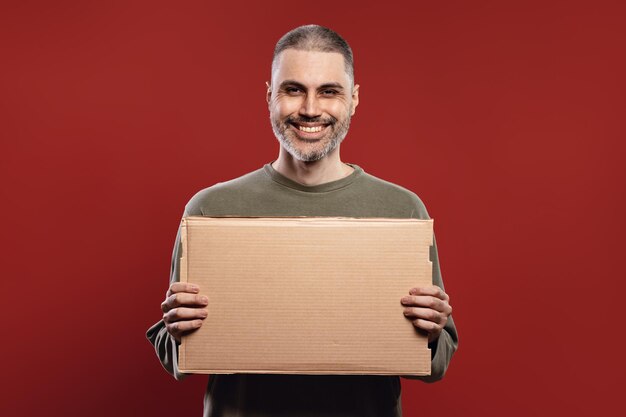 Foto uomo sorridente con una tavola di carta