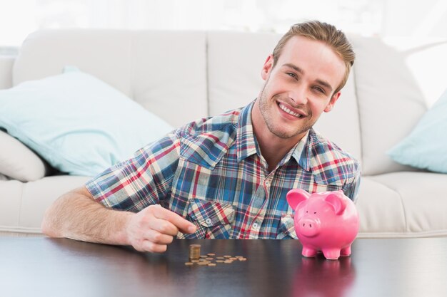 Un uomo sorridente che tiene un penny