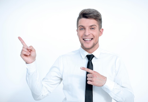 Uomo sorridente che punta verso l'alto e che guarda l'obbiettivo