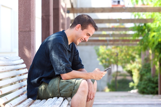 携帯電話でテキストメッセージを読む笑い男