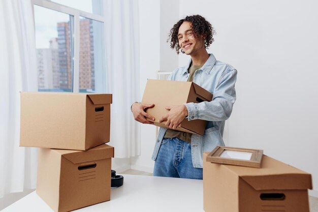 Foto uomo sorridente che si trasferisce a casa