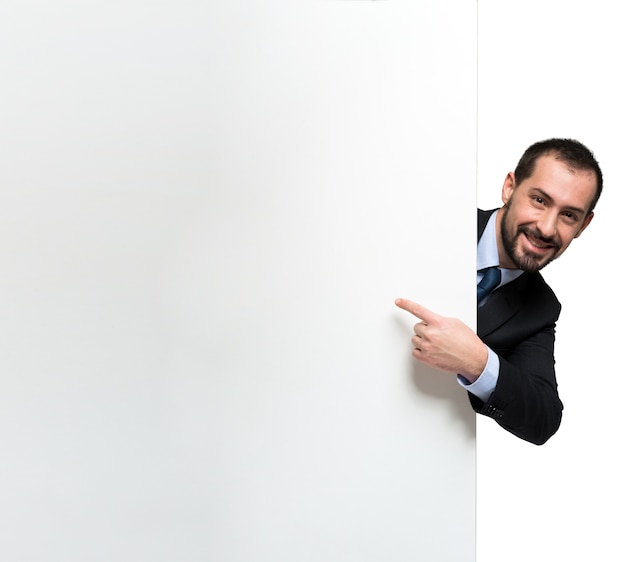 Foto uomo sorridente che mostra un segno in bianco. isolato su bianco