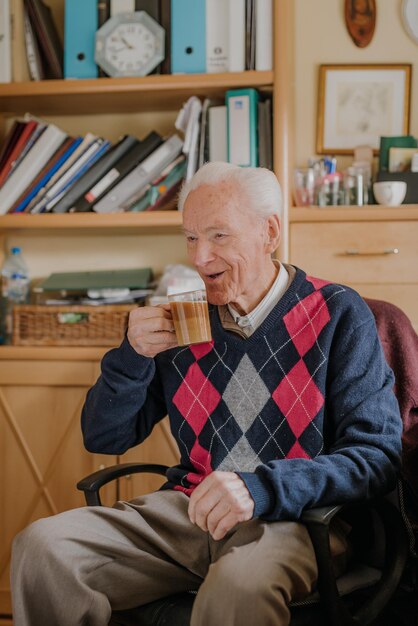 Photo smiling man sitting at home