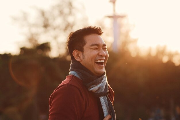 Photo smiling man standing outdoors