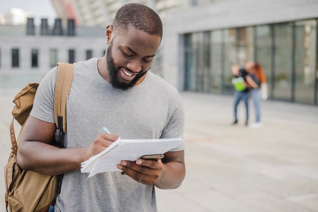 Studente sorridente con docs