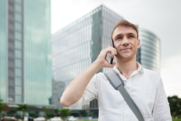 Uomo sorridente parlando al telefono