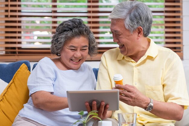 Photo smiling man using mobile phone at home