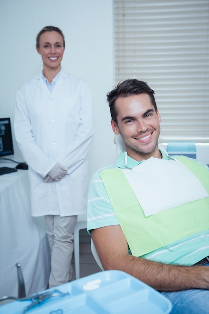 Улыбающийся человек, ожидающий стоматологического экзамена