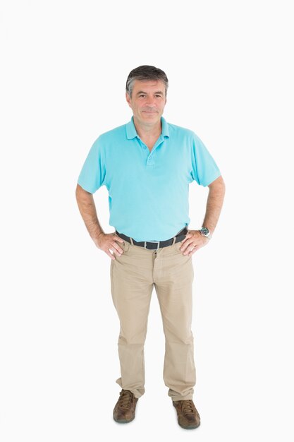 Photo smiling man with hands on hips