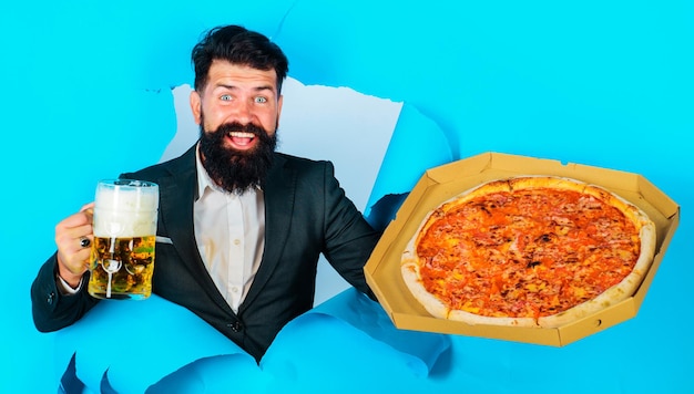 Uomo sorridente con pizza e boccale di birra fastfood cibo italiano consegna pizza concept