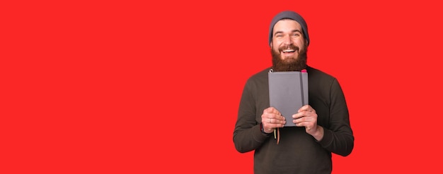 Smiling man with reminder near bright wall