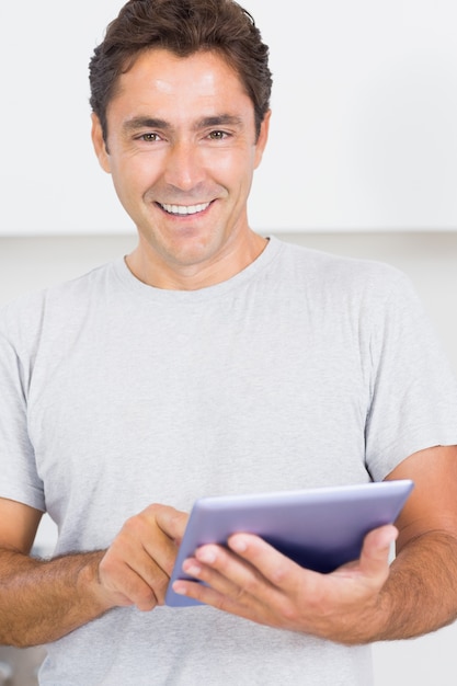 Uomo sorridente con tablet pc