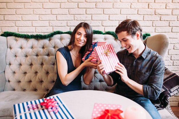 Photo smiling man and woman guessing gifts