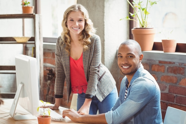 Photo smiling man and woman in  office