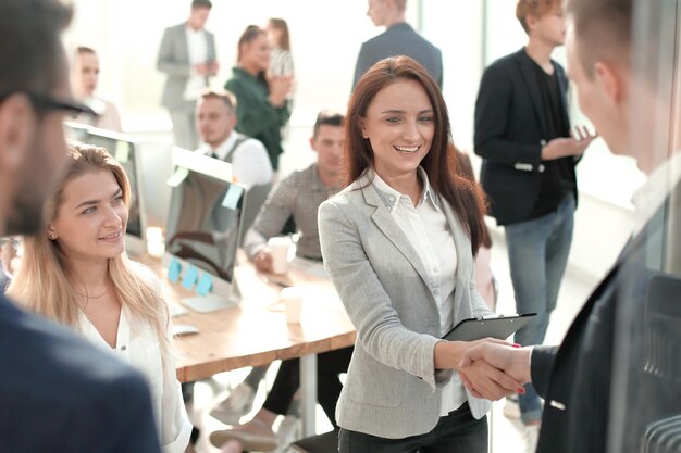 Smiling manager incontra il cliente con una stretta di mano