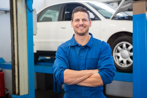 Photo smiling mechanic looking at camera