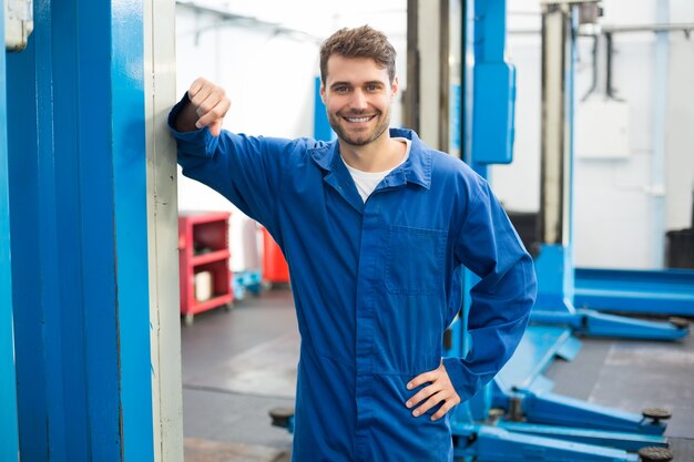 Photo smiling mechanic looking at camera