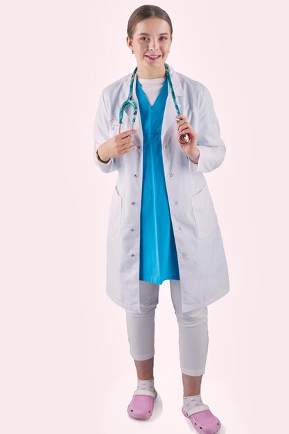 흰색 배경 위에 격리 청진 기 웃는 의사 여자