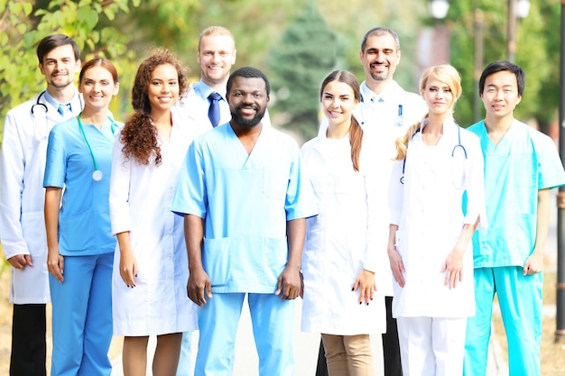 Foto squadra di medici sorridente all'aperto