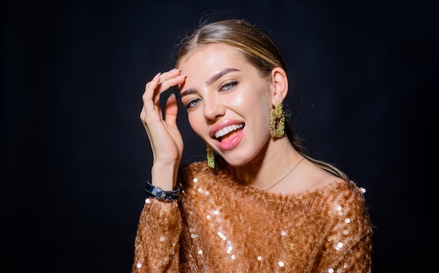 Foto sorridente ragazza modello gioielli alla moda ragazza sexy con spa cosmetica per il trucco della pelle pulita e perfetta