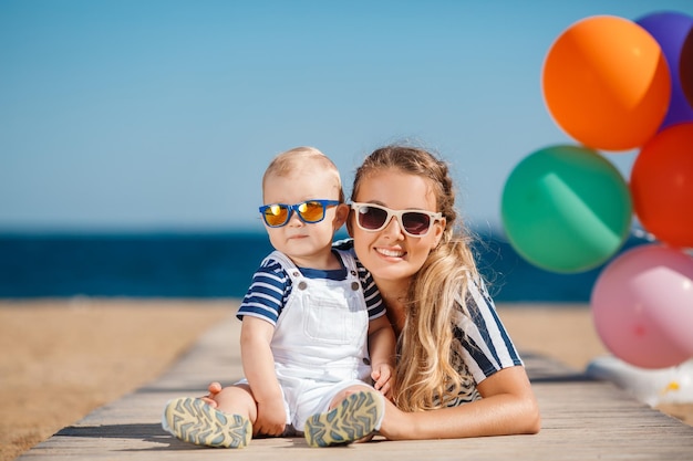 Mamma sorridente con bambino carino all'aperto