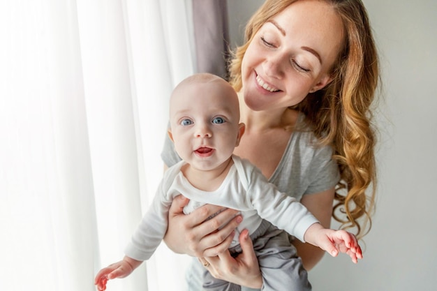 Photo smiling mother holding baby