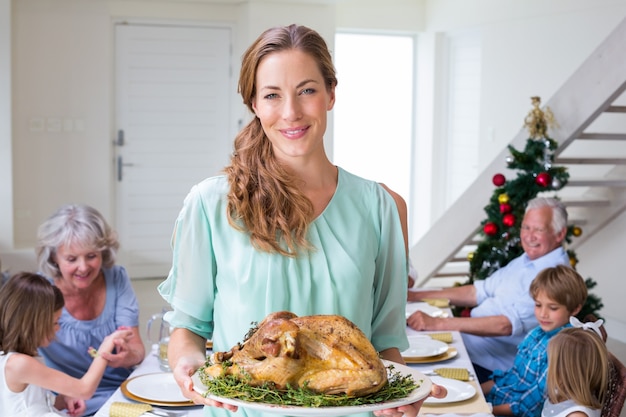 クリスマスの食事で笑顔の母親