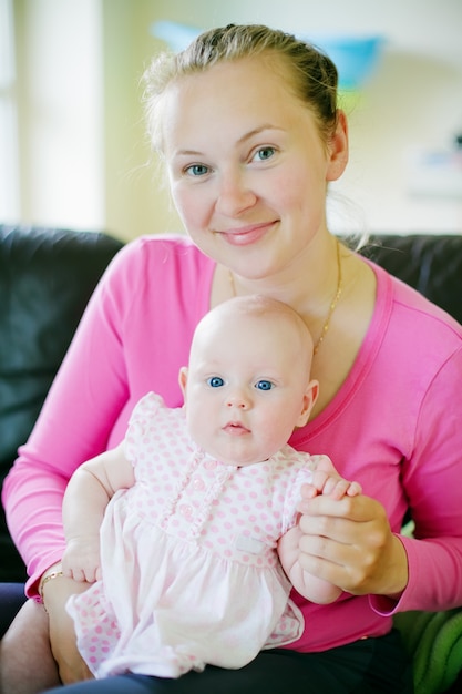 Photo smiling mother with daughter