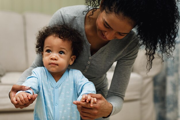 Photo smiling mother with son at home