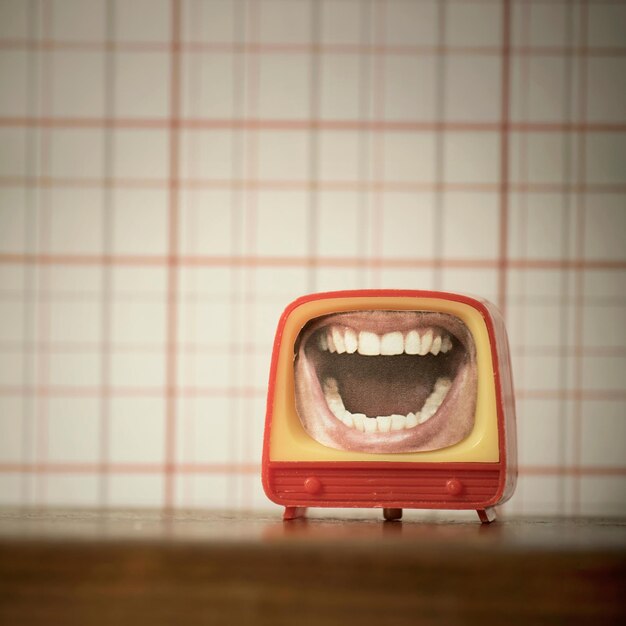 Foto bocca sorridente alla radio sopra il tavolo