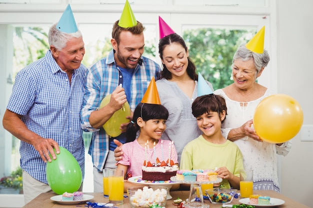 写真 誕生日パーティーを祝う笑顔の多世代家族