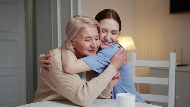사진 미소 짓는 간호사 가 노인 환자 를 포옹 하고 있다