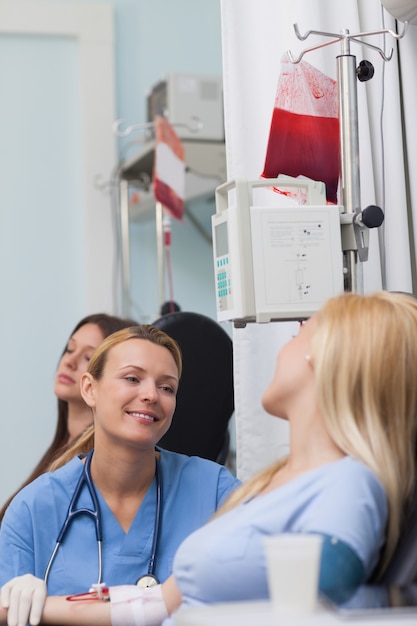 女性患者を見る笑顔の看護婦