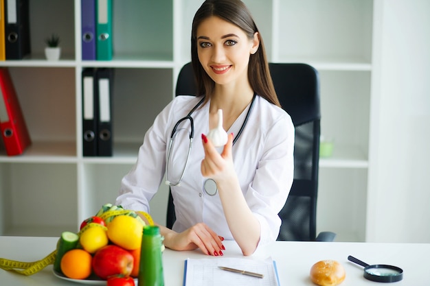 Sorridente nutrizionista nel suo ufficio