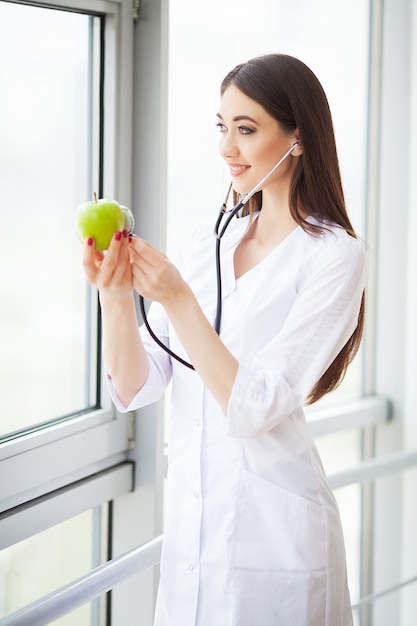 Sorridente nutrizionista nel suo ufficio