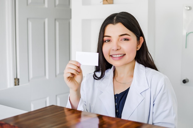 Nutrizionista sorridente nel suo ufficio