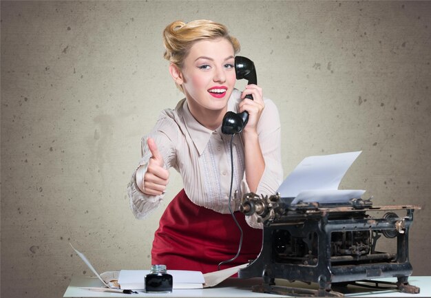 Photo smiling office worker showing thumb up