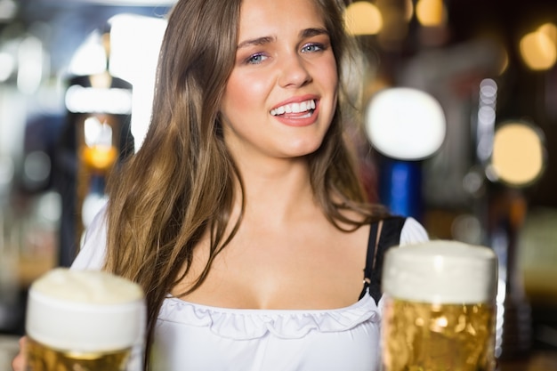 Foto barmaid sorridente più oktoberfest con birra