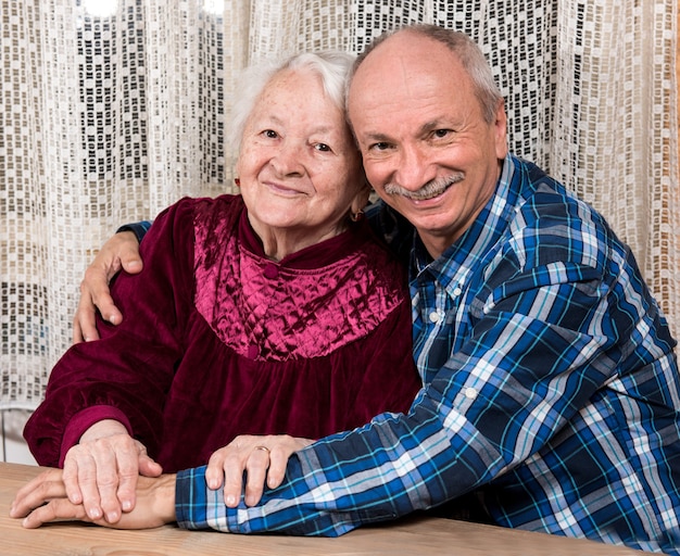 Photo smiling old mother with elderly son at home