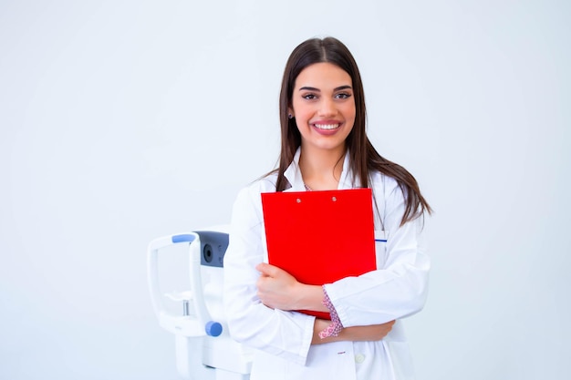 Photo smiling ophthalmologist standing with diagnosis in clinic